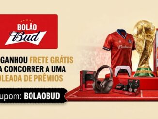 Banner promocional do Bolão Bud, parceria entre Budweiser e Zé Delivery, com prêmios como troféu da Copa do Mundo, camisa da Budweiser, fone de ouvido, controle de PS5, frigobar e kit de acessórios, e destaque para frete grátis com cupom BOLAOBUD.