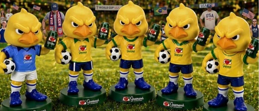 Cinco bonecos colecionáveis do mascote Canarinho Pistola posicionados sobre gramado de estádio segurando latas de Guaraná Antarctica e bolas de futebol.