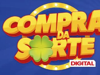 Logotipo Compra da Sorte Digital com letras amarelas tridimensionais, trevo verde e fundo azul com luzes circulares.
