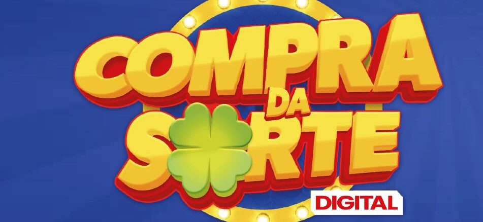 Logotipo Compra da Sorte Digital com letras amarelas tridimensionais, trevo verde e fundo azul com luzes circulares.