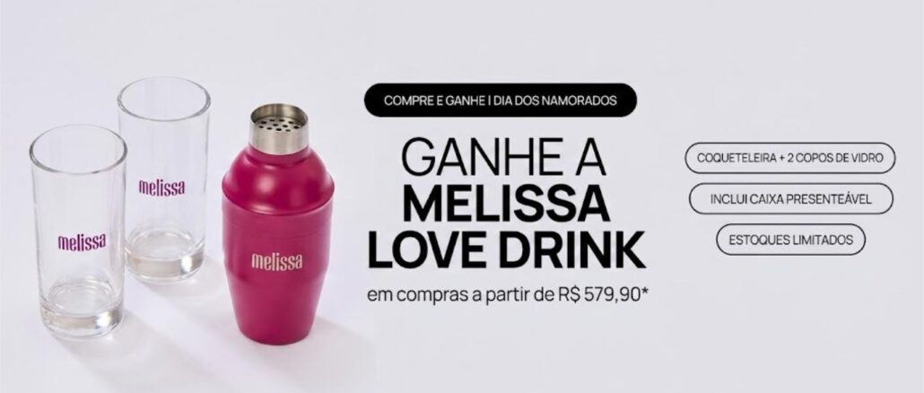 Compre e Ganhe Dia dos Namorados Melissa 2026 - Coqueteleira e Copos Kit Melissa Love Drink com coqueteleira rosa e dois copos de vidro transparentes com a marca impressa, apresentados em fundo branco com texto promocional de Dia dos Namorados.