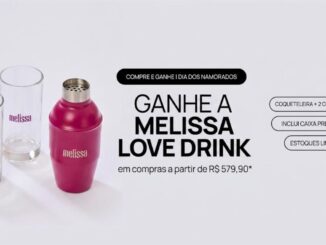 Kit Melissa Love Drink com coqueteleira rosa e dois copos de vidro transparentes com a marca impressa, apresentados em fundo branco com texto promocional de Dia dos Namorados.