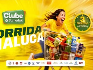 Peça publicitária da promoção Corrida Maluca do Clube Sumerbol, com mulher empurrando carrinho de supermercado lotado de produtos sobre fundo amarelo, cronômetro com 3 minutos e informações sobre prêmios de R$100 mil.