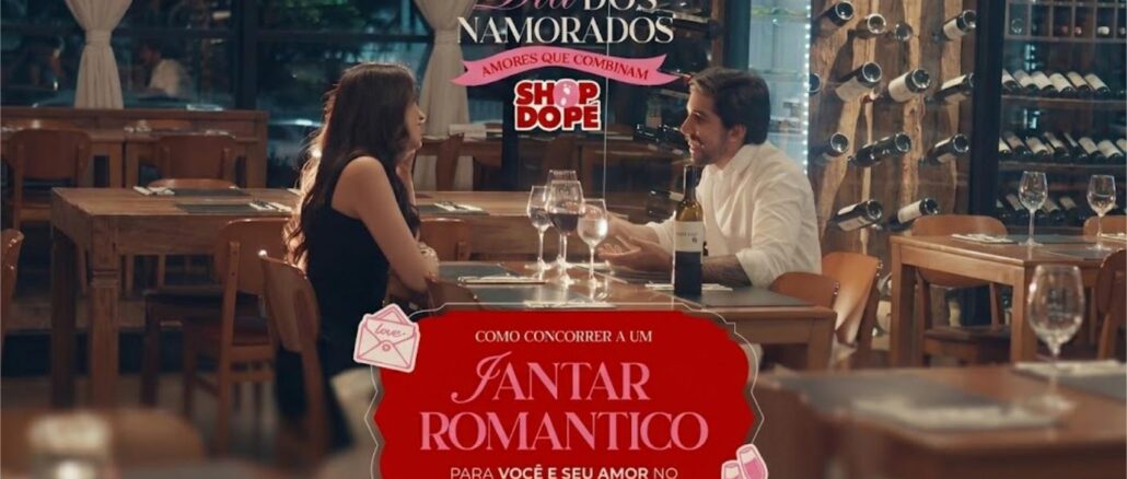 DIA DOS NAMORADOS SHOP DO PÉ EM MANAUS, BOA VISTA E PORTO VELHO Casal em jantar romântico em restaurante sofisticado, com a promoção Dia dos Namorados da Shop do Pé ao fundo, oferecendo a chance de concorrer a um jantar no restaurante Terra e Mar.