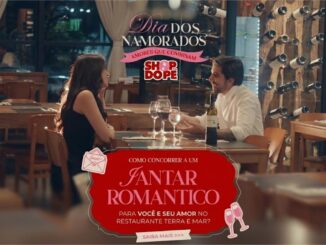 Casal em jantar romântico em restaurante sofisticado, com a promoção Dia dos Namorados da Shop do Pé ao fundo, oferecendo a chance de concorrer a um jantar no restaurante Terra e Mar.