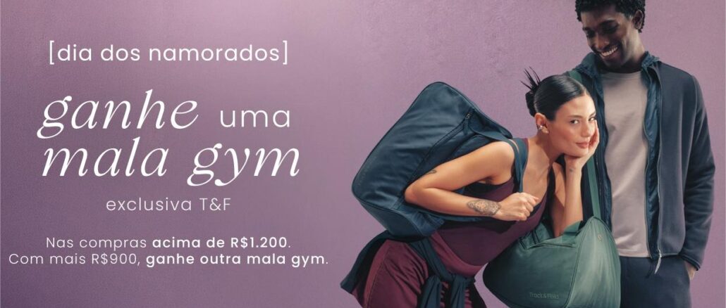 DIA DOS NAMORADOS TRACK&FIELD 2026 Casal segurando malas gym exclusivas da Track&Field em campanha de Dia dos Namorados, com fundo lilás e texto promocional.