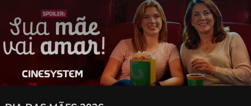 Duas mulheres sorrindo sentadas em poltronas de cinema, com pipoca e bebida, ao lado do texto "Spoiler: Sua mãe vai amar!" e a marca Cinesystem.