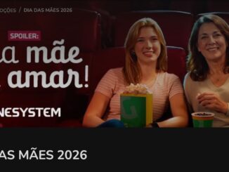 Duas mulheres sorrindo sentadas em poltronas de cinema, com pipoca e bebida, ao lado do texto "Spoiler: Sua mãe vai amar!" e a marca Cinesystem.