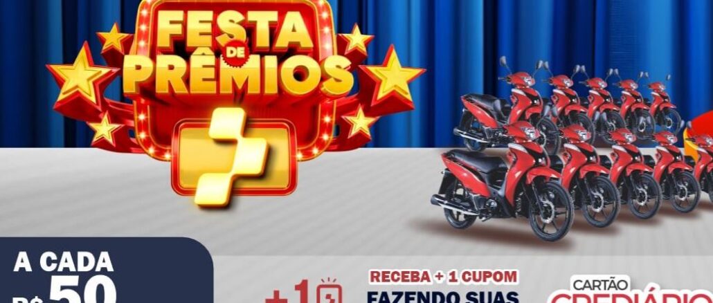 Banner promocional da Festa de Prêmios com fundo de cortinas azuis e diversas motocicletas vermelhas alinhadas. O anúncio destaca que a cada R$50 em compras o cliente recebe 1 cupom e ganha 1 cupom adicional ao utilizar o cartão crediário.