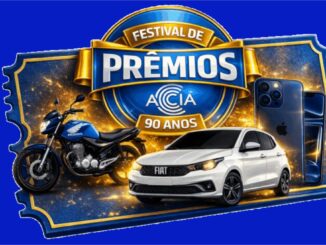 Arte promocional do Festival de Prêmios ACIA 90 Anos, com imagens de uma moto Honda azul, um carro Fiat Argo branco e dois iPhones, sobre fundo azul com detalhes dourados.