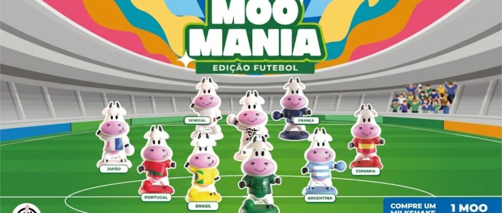 Coleção de miniaturas Moo Mania Edição Futebol da Milky Moo, com oito bonecos de vaquinhas vestindo uniformes de seleções nacionais, em cenário de estádio.