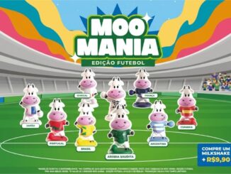 Coleção de miniaturas Moo Mania Edição Futebol da Milky Moo, com oito bonecos de vaquinhas vestindo uniformes de seleções nacionais, em cenário de estádio.