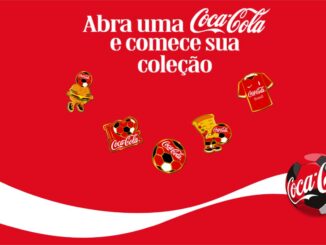 Peça publicitária da promoção Colecione Pin Coca-Cola, com fundo vermelho, ondulação branca na parte inferior, logotipo da marca em bola de futebol e cinco pins colecionáveis temáticos dispostos ao centro.