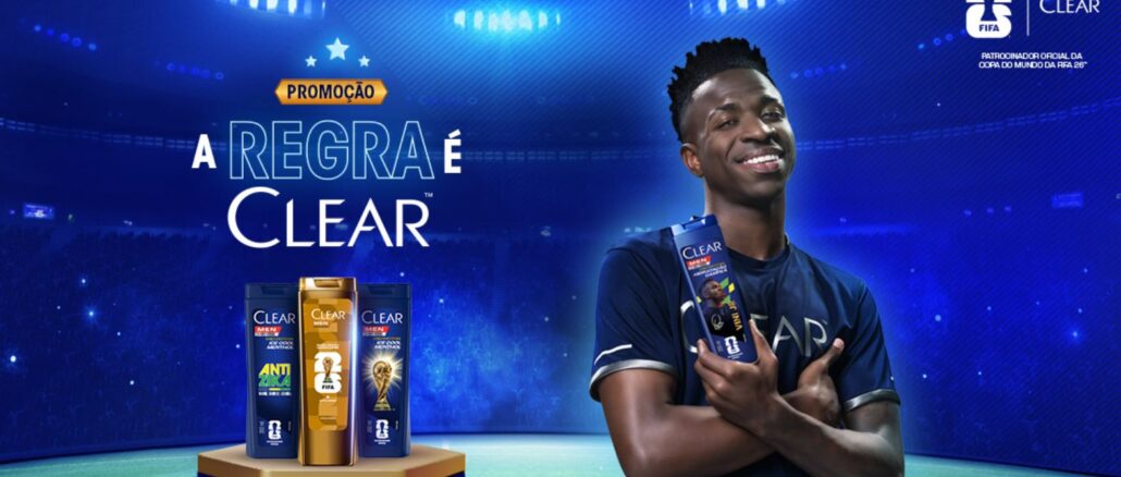 PROMOÇÃO A REGRA É CLEAR Peça publicitária da promoção "A Regra é Clear", da marca Clear Men, patrocinadora oficial da Copa do Mundo da FIFA 26, com atleta segurando frasco do produto em cenário de estádio iluminado.