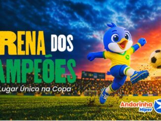 Mascote pássaro azul com uniforme verde e amarelo chutando uma bola de futebol em um estádio ao pôr do sol, com o título Arena dos Campeões e a marca Andorinha Hiper.