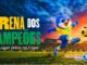 Mascote pássaro azul com uniforme verde e amarelo chutando uma bola de futebol em um estádio ao pôr do sol, com o título Arena dos Campeões e a marca Andorinha Hiper.
