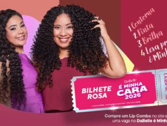Peça publicitária da promoção Bilhete Rosa DaBelle É Minha Cara 2026, com duas mulheres de cabelos cacheados posando ao lado de um bilhete rosa com o nome da campanha.