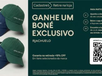 Peças de bonés nas cores azul-marinho e verde com a frase "Local for Locals" bordada, ao lado de arte promocional da Riachuelo em parceria com o aplicativo MIMOO, oferecendo um boné exclusivo mediante cadastro e retirada na loja.