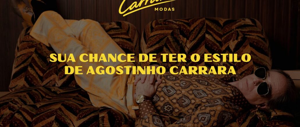 Homem deitado em um sofá estampado, vestindo camisa e calça com padrões geométricos e óculos escuros. O topo apresenta o logotipo Carrara Modas e o centro contém o texto Sua chance de ter o estilo de Agostinho Carrara.