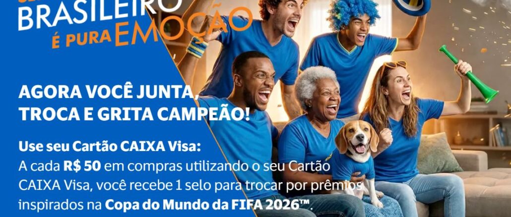 Torcedores brasileiros comemoram em uma sala de estar ao lado de informações sobre a promoção da CAIXA Visa que oferece selos para prêmios da Copa do Mundo da FIFA 2026 a cada R$50 em compras.