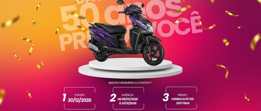 PROMOÇÃO DAYTONA HONDA 50 ANOS PREMIA VOCÊ EM POÇOS DE CALDA - MG Peça publicitária da promoção Daytona 50 Anos Premia Você, com uma moto Honda Elite 125 2027 0km exposta sobre um pedestal branco, em fundo degradê de laranja a rosa, com confetes dourados.