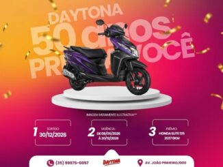 Peça publicitária da promoção Daytona 50 Anos Premia Você, com uma moto Honda Elite 125 2027 0km exposta sobre um pedestal branco, em fundo degradê de laranja a rosa, com confetes dourados.