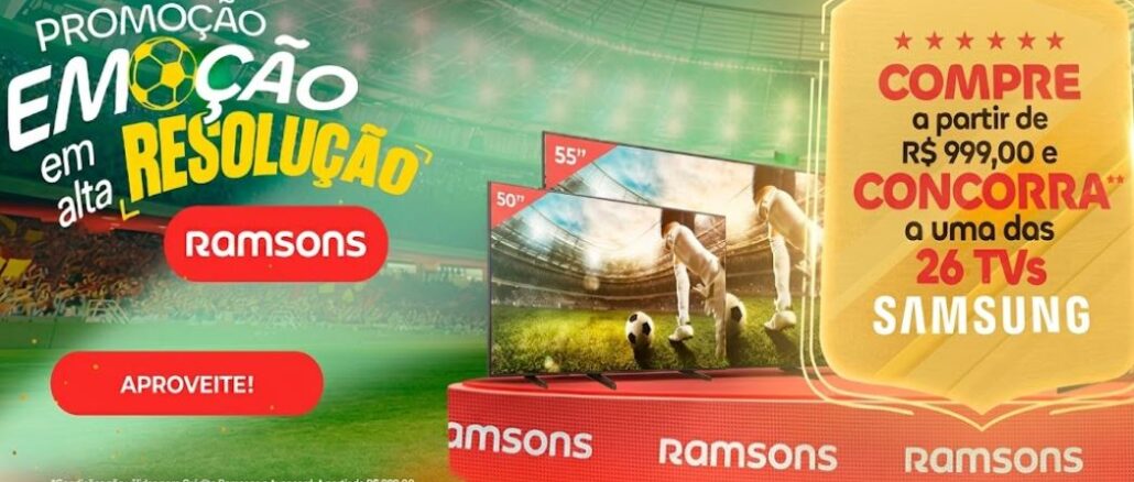 Peça publicitária da promoção Emoção em Alta Resolução da Ramsons, com TVs Samsung de 50 e 55 polegadas ao centro, sobre fundo temático de estádio de futebol em tons de verde e dourado.