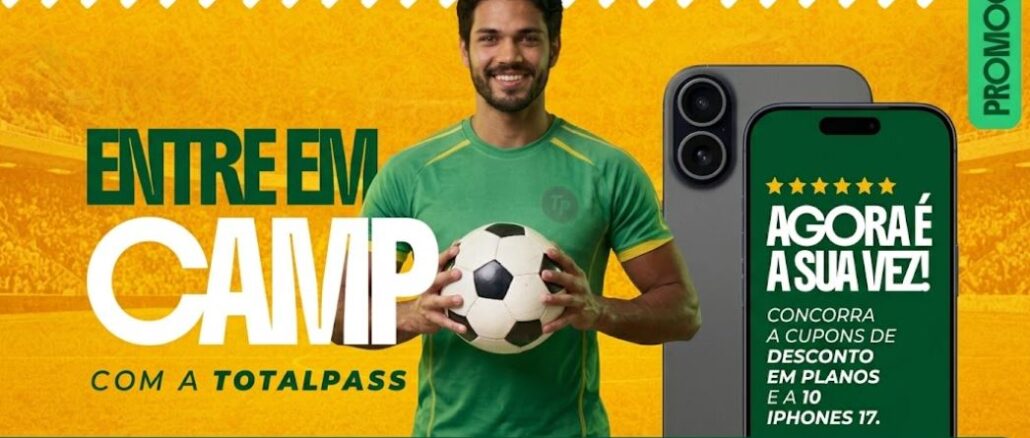 Banner promocional da TotalPass com homem segurando bola de futebol e smartphone exibindo prêmios da campanha Entre em Campo.