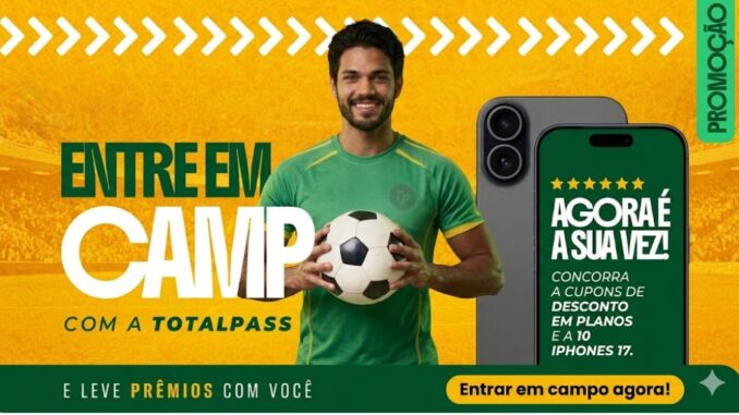 Banner promocional da TotalPass com homem segurando bola de futebol e smartphone exibindo prêmios da campanha Entre em Campo.