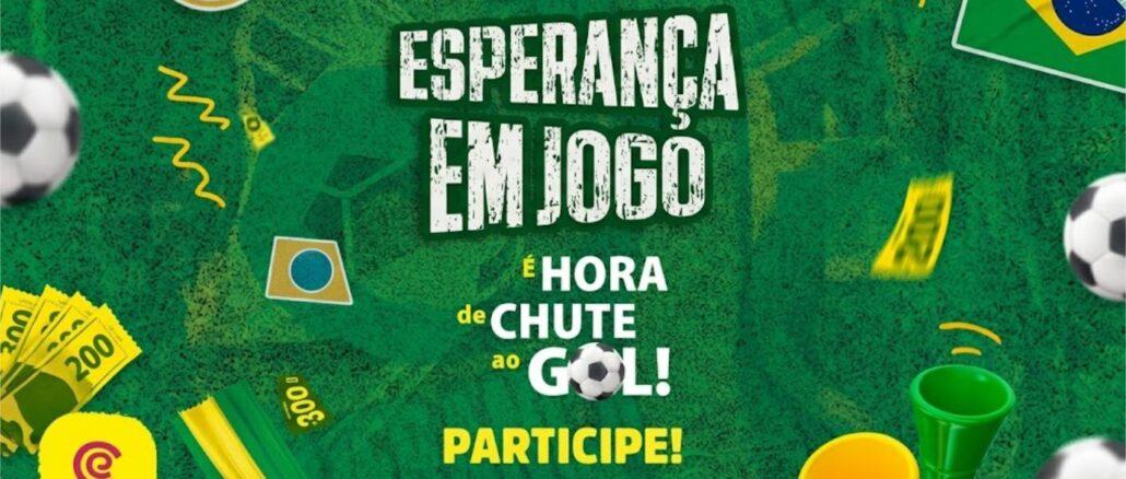 PROMOÇÃO ESPERANÇA EM JOGO COMERCIAL ESPERANÇA EM SÃO PAULO Arte promocional da campanha Esperança em Jogo, do Comercial Esperança, com fundo verde, bolas de futebol, cédulas de dinheiro, bandeira do Brasil e vuvuzela.