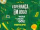 Arte promocional da campanha Esperança em Jogo, do Comercial Esperança, com fundo verde, bolas de futebol, cédulas de dinheiro, bandeira do Brasil e vuvuzela.