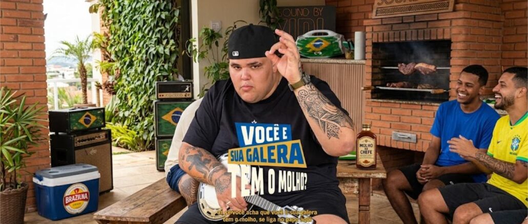 PROMOÇÃO MENOS É MAIS FAZENDO UM PAGODE PRA SUA GALERA Homem tatuado tocando banjo em área de churrasco, com amigos ao fundo usando camisas do Brasil, caixa térmica Brazilna e frasco de Molho do Chefe sobre a mesa, sob o texto "Você e sua galera tem o molho?"