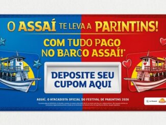 Banner promocional do Assaí Atacadista com a campanha "O Assaí Te Leva a Parintins", exibindo dois barcos decorados nas cores azul e vermelho, urna para depósito de cupons e chamada para participação.