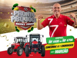 Banner da promoção Pronto Pro Jogo Massey Ferguson, com dois tratores das séries MF 4400 e MF 4700 e um homem careca sorridente vestindo camisa vermelha com o número 7.