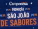 Banner publicitário da Camponesa com o título Promoção São João de Sabores sobre fundo azul texturizado. O design utiliza elementos que lembram retalhos de tecido costurados, bandeirinhas coloridas e pequenas estrelas decorativas.