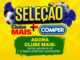 Banner promocional da campanha Seleção Clube Mais Comper, com fundo amarelo, bolas de futebol e cornetas azuis, convidando o consumidor a se inscrever no clube de vantagens.