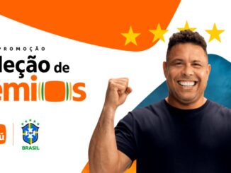 Banner publicitário da campanha Seleção de Prêmios com o ex-jogador Ronaldo Nazário sorrindo e com os punhos cerrados em comemoração. O lado esquerdo contém o título da promoção e os logotipos do Itaú e da CBF Brasil. Cinco estrelas amarelas decoram o topo superior direito.