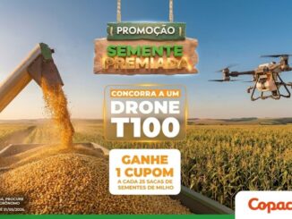 Peça publicitária da promoção Semente Premiada da Copacol, com imagem de colheita de milho e drone agrícola T100 voando sobre lavoura ao fundo.