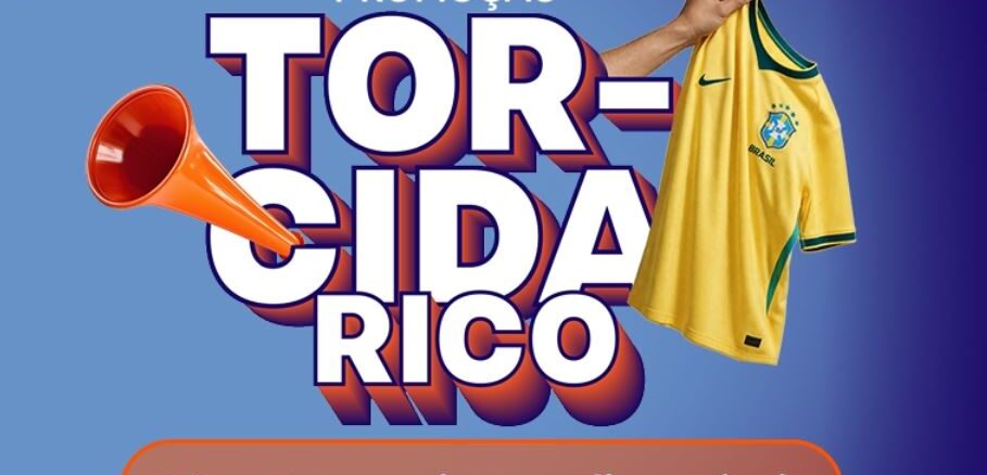 Peça publicitária da Promoção Torcida Rico, com destaque para o nome da promoção em letras grandes sobre fundo azul, uma corneta laranja à esquerda, uma mão segurando uma camisa oficial da seleção brasileira à direita, e o texto "São 100 camisetas disponíveis" em faixa laranja na parte inferior.