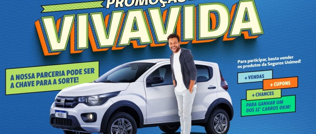 Banner publicitário da Promoção Viva Vida da Seguros Unimed, com fundo azul, um homem sorridente ao lado de um Fiat Mobi branco 0km e chamada para participação por meio de vendas de produtos da seguradora.