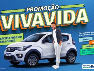 Banner publicitário da Promoção Viva Vida da Seguros Unimed, com fundo azul, um homem sorridente ao lado de um Fiat Mobi branco 0km e chamada para participação por meio de vendas de produtos da seguradora.