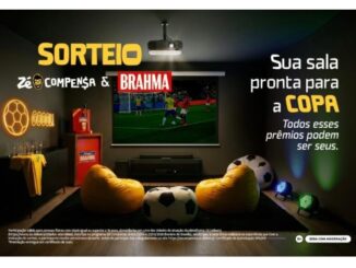 Sorteio Zé Compensa e Brahma: sala de cinema decorada com tema de Copa do Mundo, com poltronas puff amarelas, bola de futebol, projetor, adega Brahma e letreiro de neon com a palavra "Goool!".