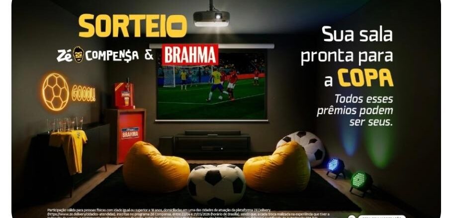 Sorteio Zé Compensa e Brahma: sala de cinema decorada com tema de Copa do Mundo, com poltronas puff amarelas, bola de futebol, projetor, adega Brahma e letreiro de neon com a palavra "Goool!".
