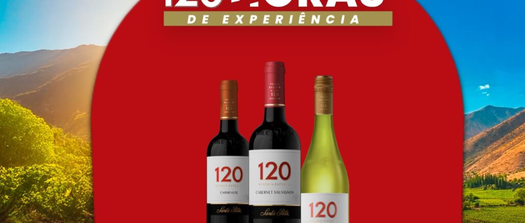 Três garrafas de vinho Santa Rita 120 Reserva Especial posicionadas à frente de uma paisagem de vinhedos e montanhas. O topo contém o texto 120 Horas de Experiência em fundo vermelho e dourado com um ícone de avião.