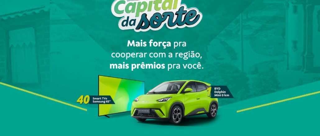 Banner publicitário da promoção Capital da Sorte 40 anos com fundo verde-azulado. A imagem destaca um carro BYD Dolphin Mini na cor verde vibrante e uma Smart TV de 65 polegadas. O texto informa que a cada R$50 investidos na Conta Capital, o cliente recebe uma chance de concorrer a 40 TVs e 1 carro zero quilômetro.