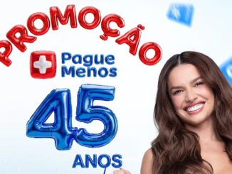 Anúncio publicitário da rede Pague Menos com a imagem da influenciadora Juliette sorrindo. Ao lado dela, balões metalizados vermelhos formam a palavra Promoção e balões azuis formam o número 45 anos sobre um fundo claro com símbolos de porcentagem.