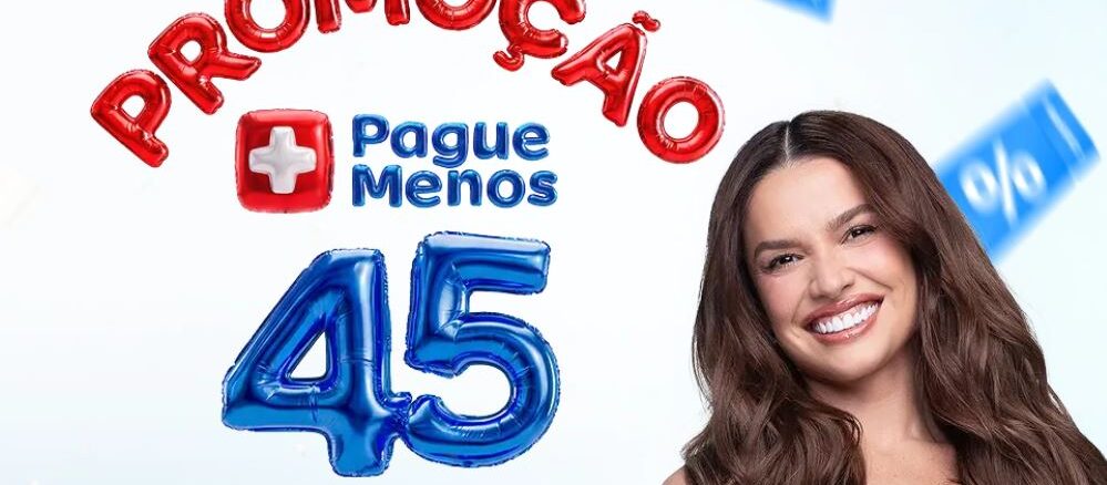 Promoção 45 anos PagueMenos Extrafarma Anúncio publicitário da rede Pague Menos com a imagem da influenciadora Juliette sorrindo. Ao lado dela, balões metalizados vermelhos formam a palavra Promoção e balões azuis formam o número 45 anos sobre um fundo claro com símbolos de porcentagem.