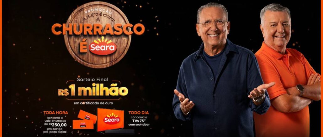 Promoção A Regra é Clara - Churrasco é Seara com Galvão Bueno e Arnaldo César Coelho Galvão Bueno e Arnaldo Cezar Coelho sorriem em um anúncio da Seara com fundo escuro e fagulhas. O texto destaca prêmios de R$1milhão, vales de R$250,00 e televisores de 75 polegadas.