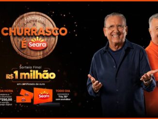 Galvão Bueno e Arnaldo Cezar Coelho sorriem em um anúncio da Seara com fundo escuro e fagulhas. O texto destaca prêmios de R$1milhão, vales de R$250,00 e televisores de 75 polegadas.