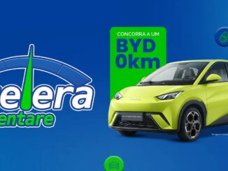 Banner publicitário com fundo azul apresentando o logotipo Acelera Sustentare e um carro BYD Dolphin Mini verde limão. Um retângulo verde destaca o texto Concorra a um BYD 0km.